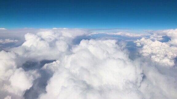 乘飞机旅行时从窗口看天空和云