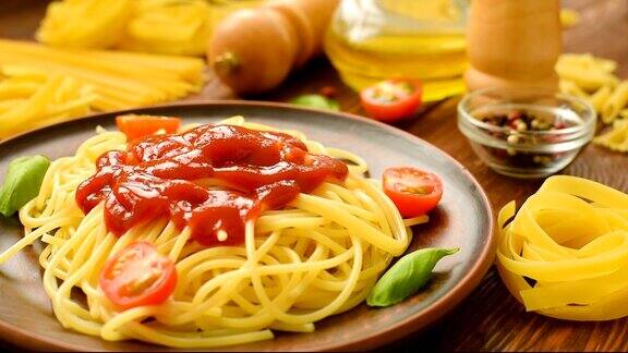 热意大利面配番茄酱和新鲜番茄