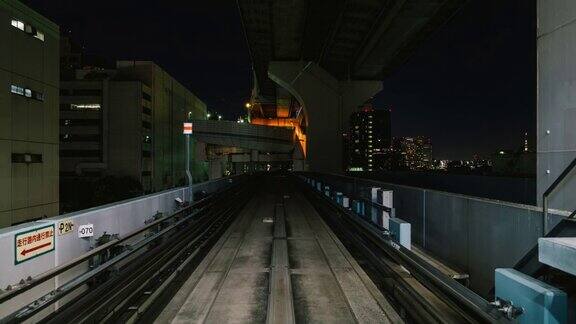 日本东京台场的百合门列车在夜间快速前进铁路运输系统亚洲旅游交通科技理念