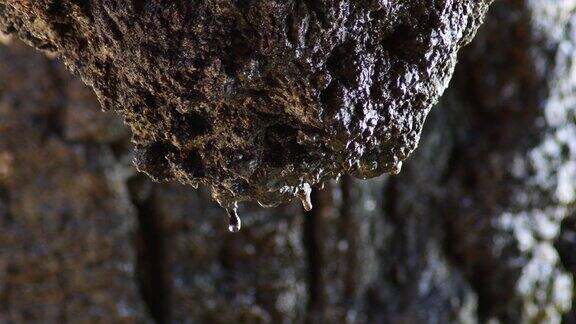 在洞穴中水滴从岩石中滑落