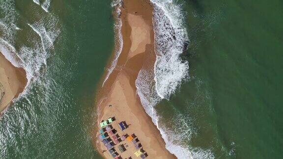 卡拉瓦海滩的鸟瞰图塞古罗港巴伊亚巴西五颜六色的沙滩帐篷大海和河流