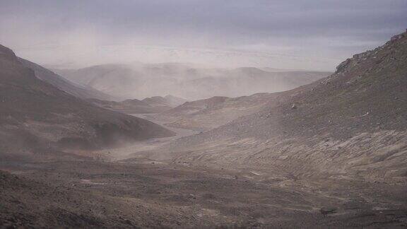 Fimmvorduhals徒步旅行路线上火山灰风暴期间的火山景观冰岛每秒30米