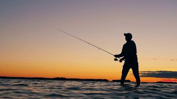 夕阳下的湖面上有一个男人在抛鱼竿