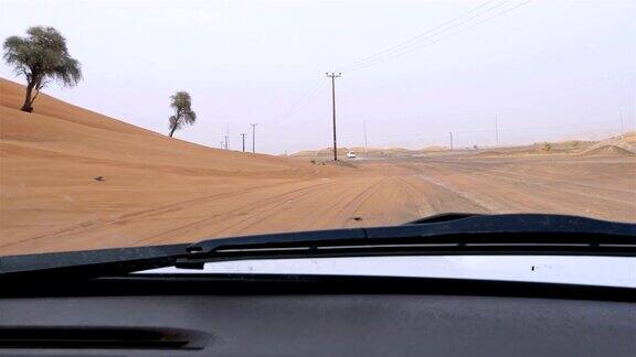 4×4越野车带游客在阿联酋迪拜的沙漠冲击safari旅行