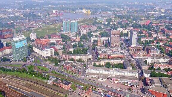 无人机拍摄到格但斯克主要火车站、市中心和死维斯瓦河的背景