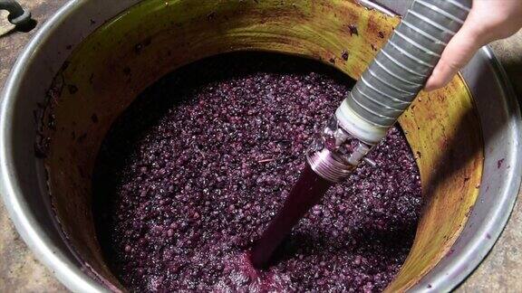 发酵过程中的葡萄酒混合