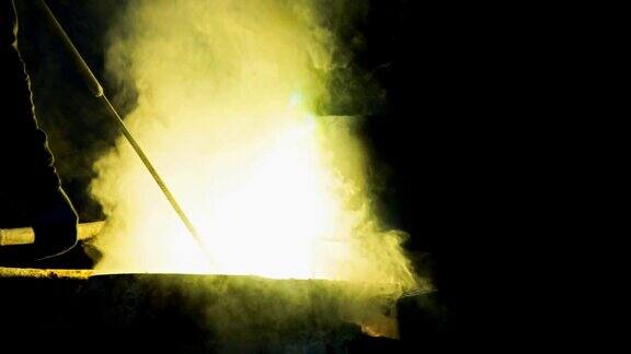 从高炉中冒出的层层白烟和火在铸造厂加工钢材