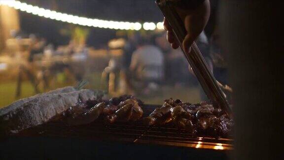 晚上聚会鸡肉猪肉烧烤在炉子里烤着烟雾和人们聚会的背景