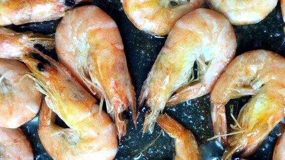 用橄榄油煎未去皮的虾做海鲜饭