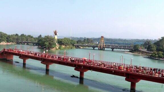 印度北阿坎德邦哈德瓦的大桥上挤满了人