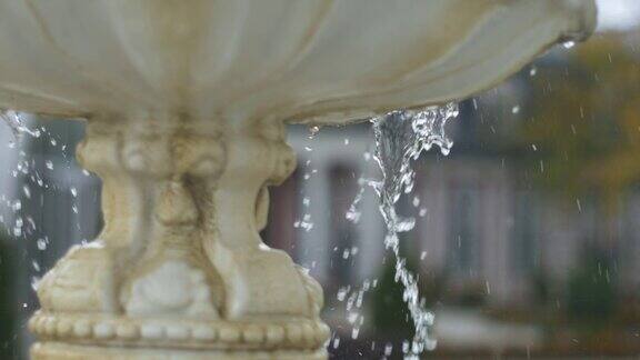 工作喷泉与流动的水在一个石碗与图案