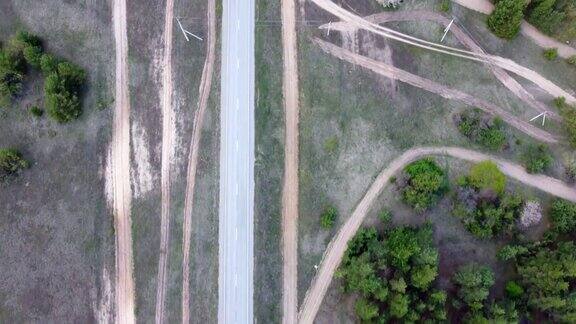 森林之间道路的鸟瞰图公路风景优美绿树成荫来自四轴飞行器的视频