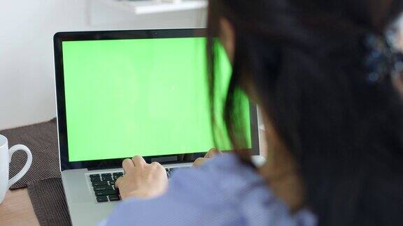 在绿屏笔记本电脑上打字