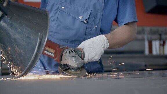 男铁匠用工业磨床磨制金属钢材慢动作火花明亮