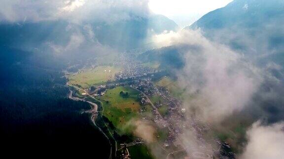 意大利的萨帕达阿尔卑斯山东北角空中无人机飞行
