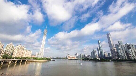 现代化的办公大楼在广州河边的蓝天间隔拍摄
