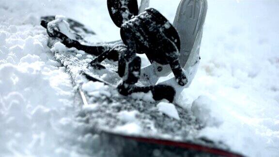 HD超级慢动作:滑雪板躺在雪地里