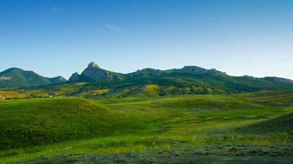 风景优美的山脉和绿色的草地