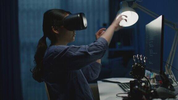 一个未来的软件工程师带着VR眼镜工作跟踪镜头