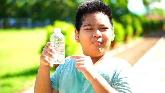 慢动作:孩子运动后喝水缓解口渴