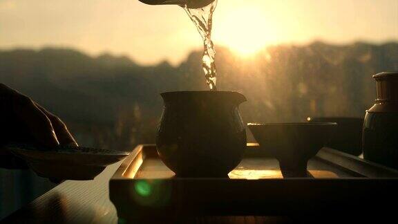 泡瓷茶把水倒进茶杯