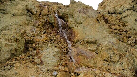 水流穿过被污染的有毒岩石