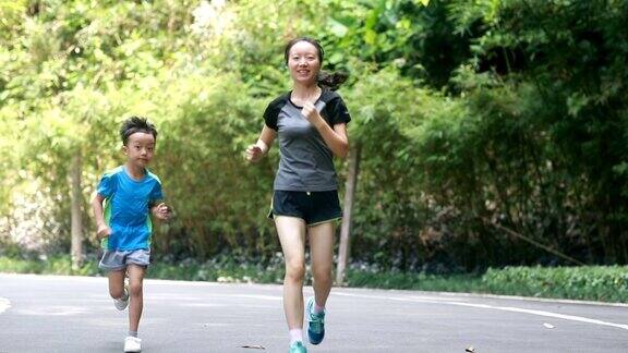 幸福的家庭在公园慢跑高清慢镜头