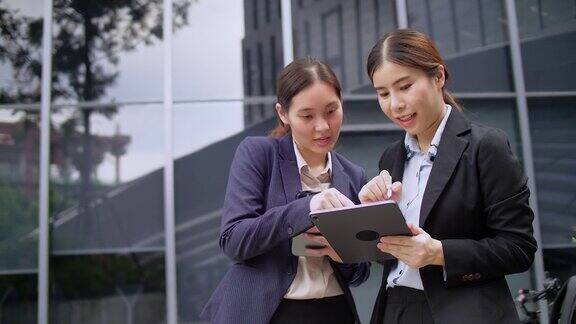 女商人与数码平板电脑交谈