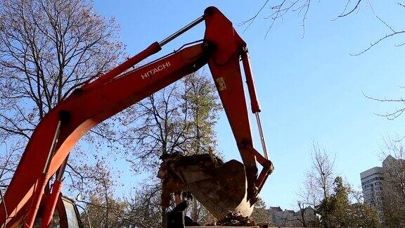 液压破碎机挖掘机机械拆除老房子莫斯科俄罗斯