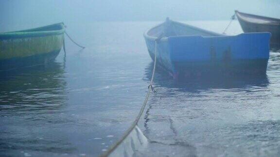 雾中码头上的小船
