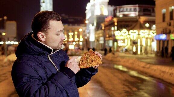 年轻人喜欢街头小吃和吃披萨在夜晚的城市背景