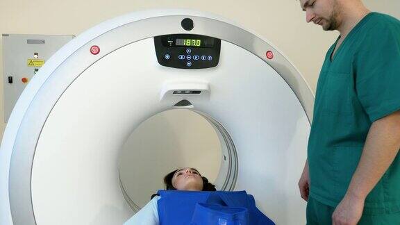 计算机断层摄影或磁共振成像的程序女病人正在接受医学检查CT或MRI扫描4k