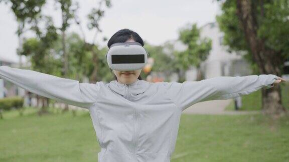 亚洲女性戴着虚拟现实头盔进行拳击锻炼