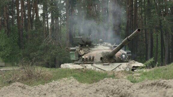 军事坦克向目标射击