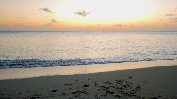 圣卢西亚加勒比巨大的岩石无人机在圣卢西亚糖海滩圣卢西亚山脉在海滩与清澈的海洋