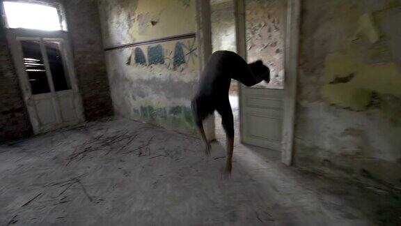 慢镜头:自由奔跑者在废弃的房子里奔跑跳跃