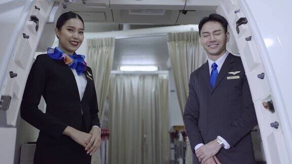 飞机上一名微笑的年轻男女乘务员的肖像