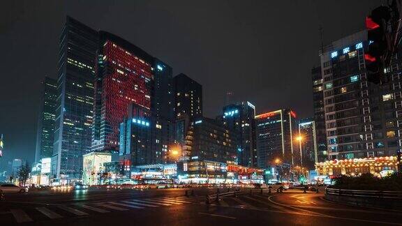 在成都市中心繁忙的十字路口时间在夜晚流逝
