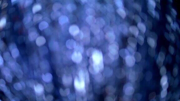 抽象的深蓝色圣诞花环灯模糊的散景背景