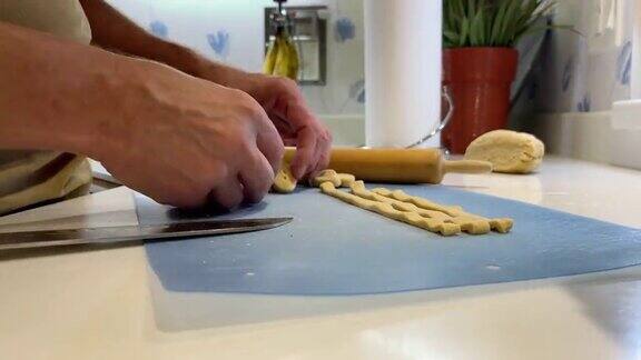 家庭厨房慢动作视频系列中男厨师为鸡肉面汤准备面条