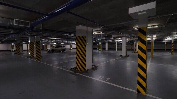 地下停车场很少有汽车