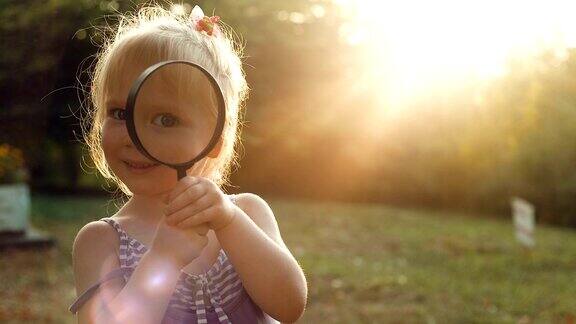 一个女孩在看日落时的放大镜