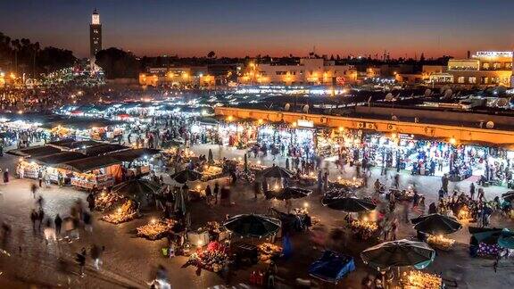 摩洛哥马拉喀什麦地那区(老城)的Jemaael-fnaa广场和市场日落后时间过去了