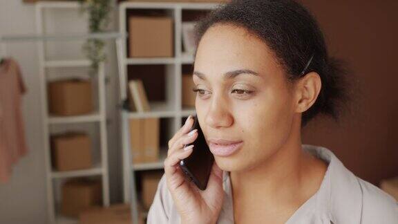 黑人女商人用手机交谈