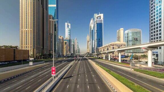 繁忙的谢赫扎耶德公路地铁和现代摩天大楼在奢华的迪拜城市周围