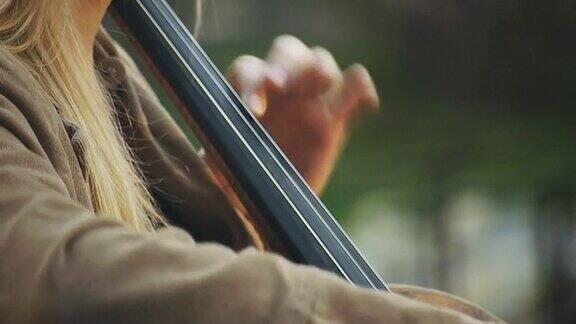 女孩演奏大提琴
