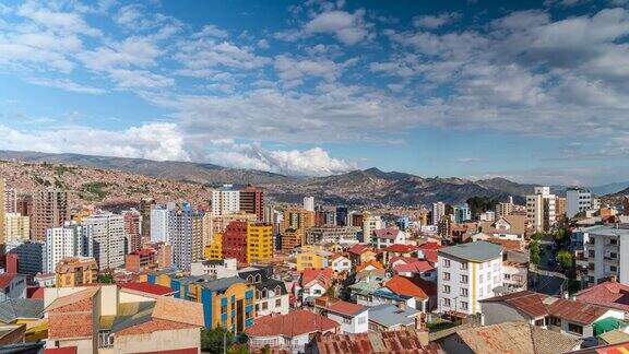 拉巴斯玻利维亚城市景观显示住宅建筑和安第斯山脉白天的时间推移视图