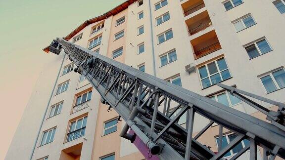 消防梯火灾时消防队员在消防车上使用的梯子V5