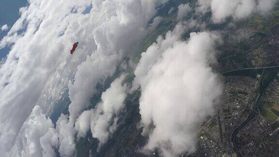 翼装飞行员在瑞士的山脉和农田上空翱翔