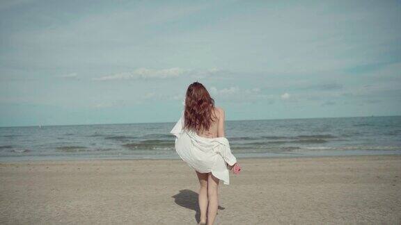 梦幻般的漫步在沙滩上留下脚印